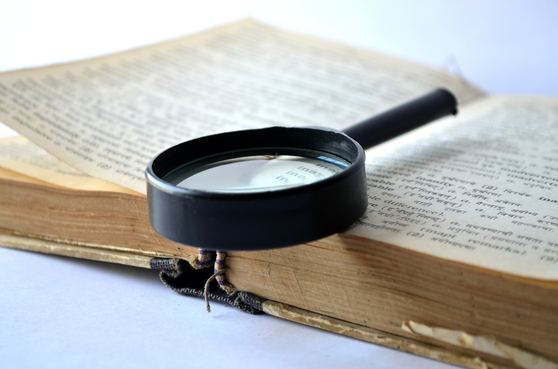 magnifier-389900_1920